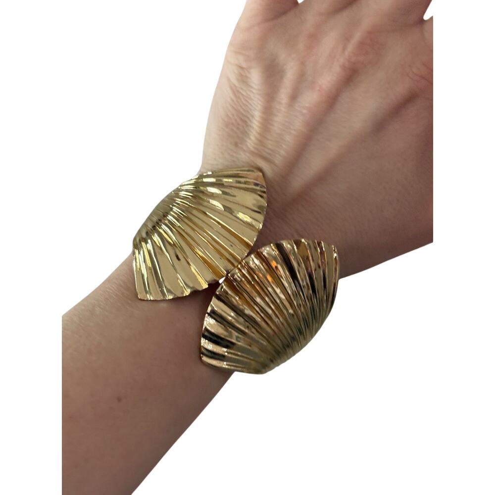Gold Tone Shell Cuff Bracelet Hinged Statement Bangle Heavy Seashell Nautical
